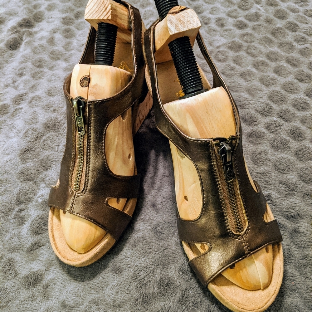 Aerosoles A2 metallic gold wedges